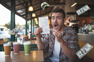 Un chauffeur routier remporte 100 000 $ lors d’une pause café : Découvrez cette incroyable histoire de chance et persévérance